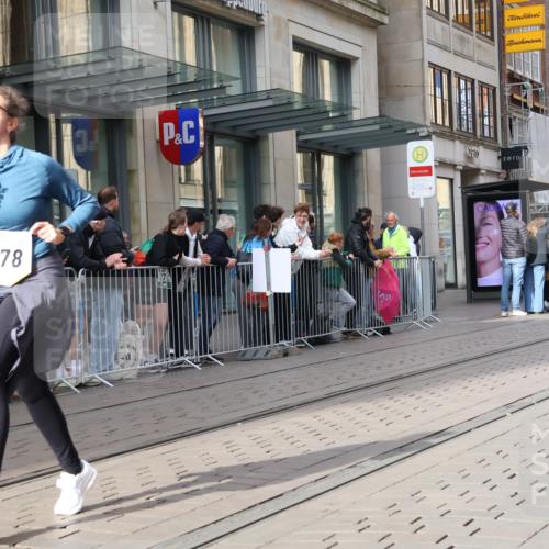 05.10.2025 - 20. swb-Marathon Bremen Strokosch-Dieckow http://msf.ph/oto/9259097 05.10.2025 10:59:32 Ziel 9005, 9378, 9381, 9473, 9604, 9612, 9666, 9673, 10138, 10290, 10291, 10311, 10420, 10572, 11266, 11444, 11582, 11639, 11644, 11720, 9005, 9378, 9381, 9473, 9604, 9612, 9666, 9673, 10138, 10290, 10291, 10311, 10420, 10572, 11266, 11444, 11582, 11639, 11644, 11720 meine-sportfotos.de