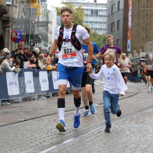 05.10.2025 - 20. swb-Marathon Bremen Strokosch-Dieckow http://msf.ph/oto/9259109 05.10.2025 12:55:58 Ziel 57, 481, 761, 787, 902, 1245, 1633, 2048, 2268, 4375 meine-sportfotos.de