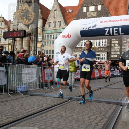 05.10.2025 - 20. swb-Marathon Bremen Yannick Fuchs http://msf.ph/oto/9259123 05.10.2025 10:47:46 Ziel 9339, 9377, 9924, 10073, 10676, 10850, 10875, 10947, 11330, 11409, 11708 meine-sportfotos.de