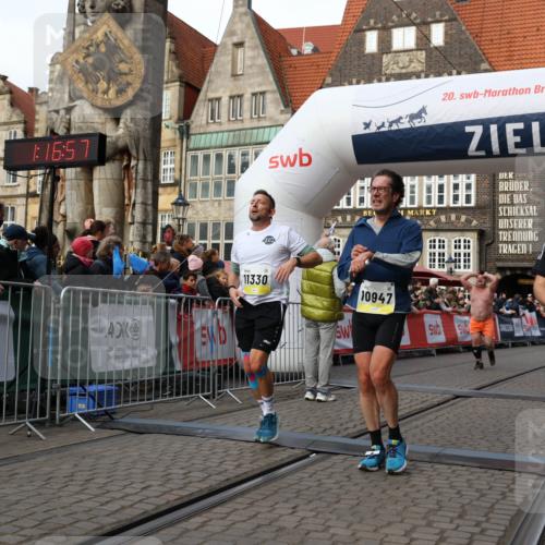05.10.2025 - 20. swb-Marathon Bremen Yannick Fuchs http://msf.ph/oto/9259142 05.10.2025 10:47:46 Ziel 9339, 9377, 9924, 10073, 10676, 10850, 10875, 10947, 11330, 11409, 11708 meine-sportfotos.de