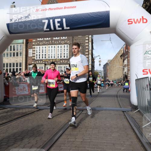 05.10.2025 - 20. swb-Marathon Bremen Yannick Fuchs http://msf.ph/oto/9259144 05.10.2025 10:56:22 Ziel 9258, 9811, 9855, 9968, 10009, 10989, 10992, 11364, 11366, 11554, 11620, 11630, 11693, 11741 meine-sportfotos.de
