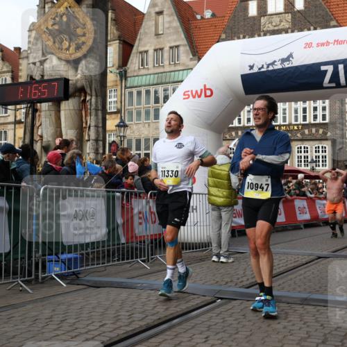 05.10.2025 - 20. swb-Marathon Bremen Yannick Fuchs http://msf.ph/oto/9259150 05.10.2025 10:47:46 Ziel 9339, 9377, 9924, 10073, 10676, 10850, 10875, 10947, 11330, 11409, 11708 meine-sportfotos.de