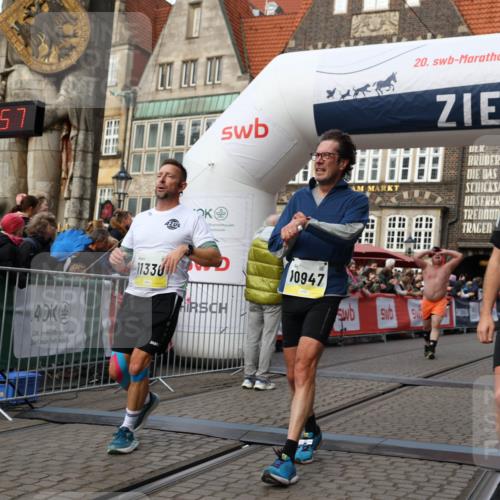 05.10.2025 - 20. swb-Marathon Bremen Yannick Fuchs http://msf.ph/oto/9259163 05.10.2025 10:47:47 Ziel 9339, 9377, 9924, 10073, 10676, 10850, 10875, 10947, 11330, 11409, 11708 meine-sportfotos.de