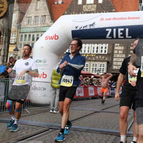 05.10.2025 - 20. swb-Marathon Bremen Yannick Fuchs http://msf.ph/oto/9259175 05.10.2025 10:47:47 Ziel 9339, 9377, 9924, 10073, 10676, 10850, 10875, 10947, 11330, 11409, 11708 meine-sportfotos.de