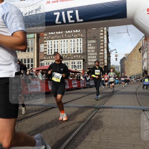 05.10.2025 - 20. swb-Marathon Bremen Yannick Fuchs http://msf.ph/oto/9259178 05.10.2025 10:56:23 Ziel 9258, 9855, 9968, 10009, 10196, 10989, 10992, 11364, 11366, 11554, 11630, 11693, 11741 meine-sportfotos.de