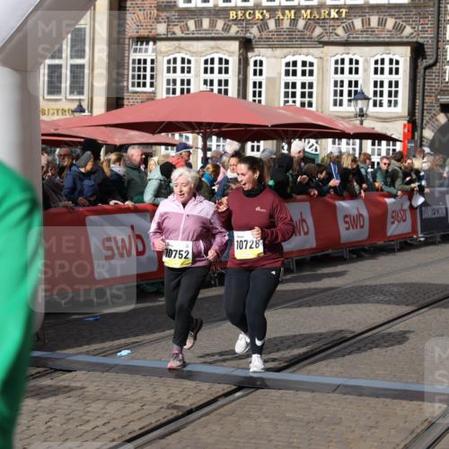 05.10.2025 - 20. swb-Marathon Bremen Yannick Fuchs http://msf.ph/oto/9259181 05.10.2025 11:17:06 Ziel 9698, 9838, 10728, 10736, 10752 meine-sportfotos.de