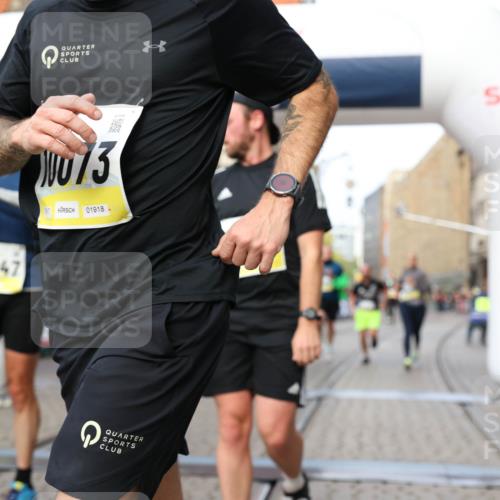 05.10.2025 - 20. swb-Marathon Bremen Yannick Fuchs http://msf.ph/oto/9259183 05.10.2025 10:47:47 Ziel 9339, 9377, 9924, 10073, 10676, 10850, 10875, 10947, 11330, 11409, 11708 meine-sportfotos.de