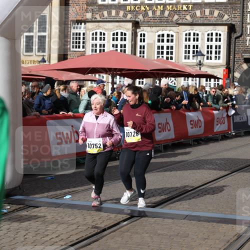 05.10.2025 - 20. swb-Marathon Bremen Yannick Fuchs http://msf.ph/oto/9259187 05.10.2025 11:17:06 Ziel 9698, 9838, 10728, 10736, 10752 meine-sportfotos.de