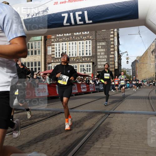 05.10.2025 - 20. swb-Marathon Bremen Yannick Fuchs http://msf.ph/oto/9259192 05.10.2025 10:56:23 Ziel 9258, 9855, 9968, 10009, 10196, 10989, 10992, 11364, 11366, 11554, 11630, 11693, 11741 meine-sportfotos.de