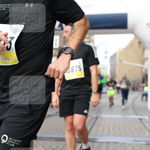 05.10.2025 - 20. swb-Marathon Bremen Yannick Fuchs http://msf.ph/oto/9259193 05.10.2025 10:47:47 Ziel 9339, 9377, 9924, 10073, 10676, 10850, 10875, 10947, 11330, 11409, 11708 meine-sportfotos.de