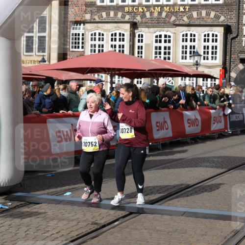 05.10.2025 - 20. swb-Marathon Bremen Yannick Fuchs http://msf.ph/oto/9259200 05.10.2025 11:17:06 Ziel 9698, 9838, 10728, 10736, 10752 meine-sportfotos.de