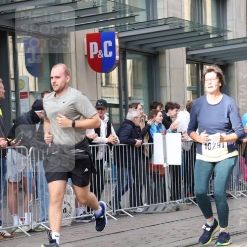 05.10.2025 - 20. swb-Marathon Bremen Strokosch-Dieckow http://msf.ph/oto/9259201 05.10.2025 10:59:39 Ziel 7621, 9005, 9378, 9381, 9603, 9604, 9611, 9612, 9666, 9673, 10138, 10290, 10291, 10311, 10489, 10572, 11026, 11125, 11266, 11444, 11582, 11600, 11639, 11644, 11713, 7621, 9005, 9378, 9381, 9603, 9604, 9611, 9612, 9666, 9673, 10138, 10290, 10291, 10311, 10489, 10572, 11026, 11125, 11266, 11444, 11582, 11600, 11639, 11644 meine-sportfotos.de