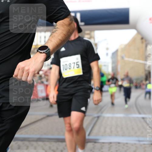 05.10.2025 - 20. swb-Marathon Bremen Yannick Fuchs http://msf.ph/oto/9259202 05.10.2025 10:47:47 Ziel 9339, 9377, 9924, 10073, 10676, 10850, 10875, 10947, 11330, 11409, 11708 meine-sportfotos.de