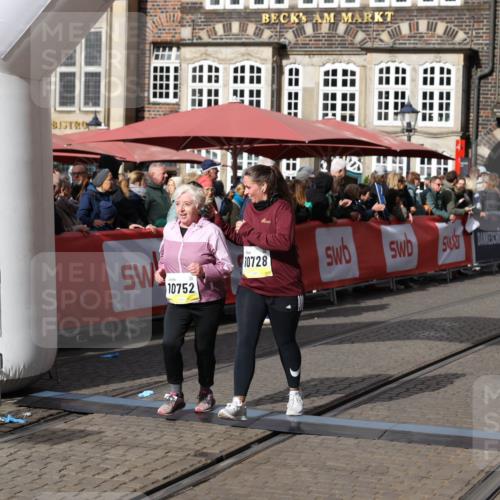 05.10.2025 - 20. swb-Marathon Bremen Yannick Fuchs http://msf.ph/oto/9259208 05.10.2025 11:17:06 Ziel 9698, 9838, 10728, 10736, 10752 meine-sportfotos.de