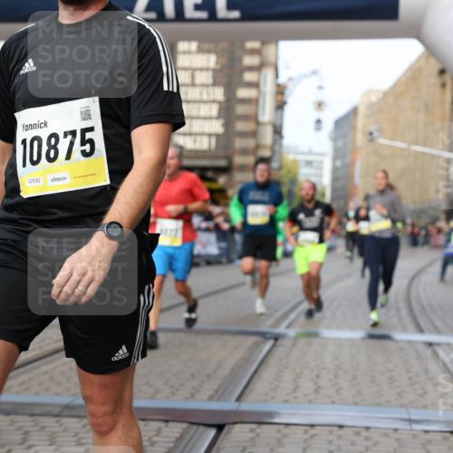 05.10.2025 - 20. swb-Marathon Bremen Yannick Fuchs http://msf.ph/oto/9259211 05.10.2025 10:47:48 Ziel 9339, 9377, 10062, 10073, 10676, 10850, 10875, 10947, 11244, 11330, 11409, 11708 meine-sportfotos.de