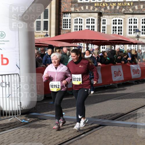 05.10.2025 - 20. swb-Marathon Bremen Yannick Fuchs http://msf.ph/oto/9259214 05.10.2025 11:17:06 Ziel 9698, 9838, 10728, 10736, 10752 meine-sportfotos.de