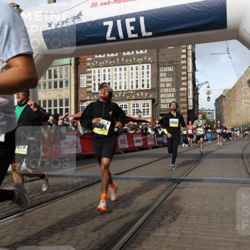 05.10.2025 - 20. swb-Marathon Bremen Yannick Fuchs http://msf.ph/oto/9259215 05.10.2025 10:56:23 Ziel 9258, 9855, 9968, 10009, 10196, 10989, 10992, 11364, 11366, 11554, 11630, 11693, 11741 meine-sportfotos.de