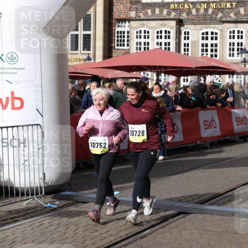 05.10.2025 - 20. swb-Marathon Bremen Yannick Fuchs http://msf.ph/oto/9259224 05.10.2025 11:17:07 Ziel 9698, 9838, 10728, 10736, 10752 meine-sportfotos.de
