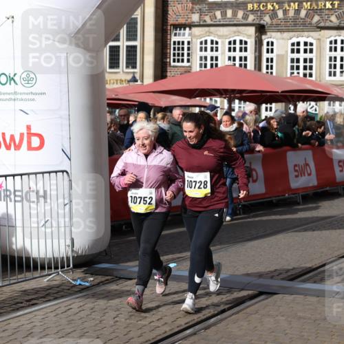 05.10.2025 - 20. swb-Marathon Bremen Yannick Fuchs http://msf.ph/oto/9259236 05.10.2025 11:17:07 Ziel 9698, 9838, 10728, 10736, 10752 meine-sportfotos.de