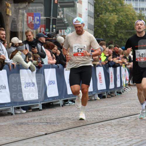 05.10.2025 - 20. swb-Marathon Bremen Strokosch-Dieckow http://msf.ph/oto/9259251 05.10.2025 12:56:04 Ziel 57, 481, 761, 1633, 2048, 7766 meine-sportfotos.de