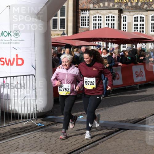 05.10.2025 - 20. swb-Marathon Bremen Yannick Fuchs http://msf.ph/oto/9259252 05.10.2025 11:17:07 Ziel 9698, 9838, 10728, 10736, 10752 meine-sportfotos.de