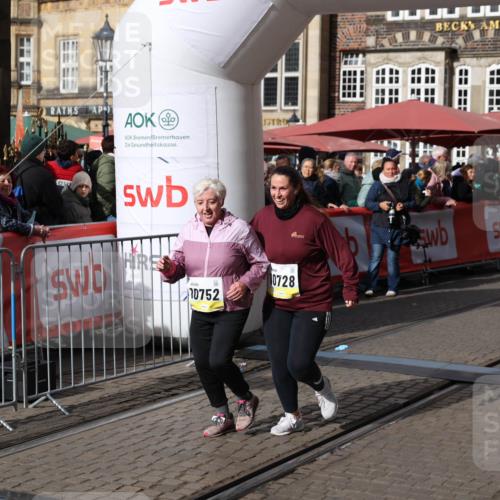 05.10.2025 - 20. swb-Marathon Bremen Yannick Fuchs http://msf.ph/oto/9259257 05.10.2025 11:17:07 Ziel 9698, 9838, 10728, 10736, 10752 meine-sportfotos.de