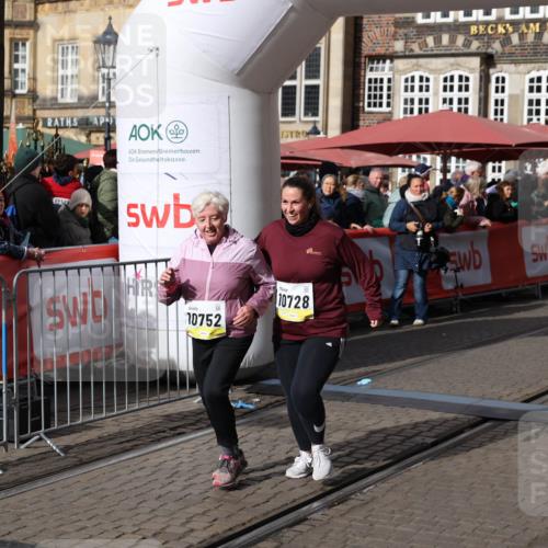 05.10.2025 - 20. swb-Marathon Bremen Yannick Fuchs http://msf.ph/oto/9259263 05.10.2025 11:17:07 Ziel 9698, 9838, 10728, 10736, 10752 meine-sportfotos.de