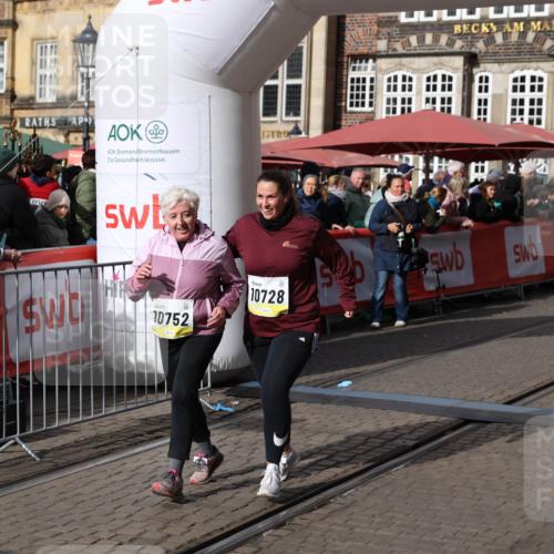 05.10.2025 - 20. swb-Marathon Bremen Yannick Fuchs http://msf.ph/oto/9259270 05.10.2025 11:17:07 Ziel 9698, 9838, 10728, 10736, 10752 meine-sportfotos.de
