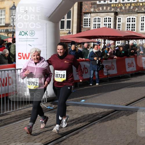 05.10.2025 - 20. swb-Marathon Bremen Yannick Fuchs http://msf.ph/oto/9259280 05.10.2025 11:17:07 Ziel 9698, 9838, 10728, 10736, 10752 meine-sportfotos.de
