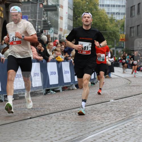 05.10.2025 - 20. swb-Marathon Bremen Strokosch-Dieckow http://msf.ph/oto/9259310 05.10.2025 12:56:04 Ziel 57, 481, 761, 1633, 2048, 7766 meine-sportfotos.de