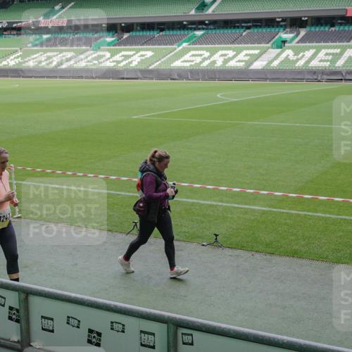 05.10.2025 - 20. swb-Marathon Bremen Michael Burmester http://msf.ph/oto/9259343 05.10.2025 10:47:20 Laufen im Stadion 9640, 9691, 9946, 10041, 10635, 10677, 11043, 11247, 11440, 9695, 9818, 9891, 9959, 10721, 10756, 10832, 10994, 11008, 11555, 11652, 11653 meine-sportfotos.de