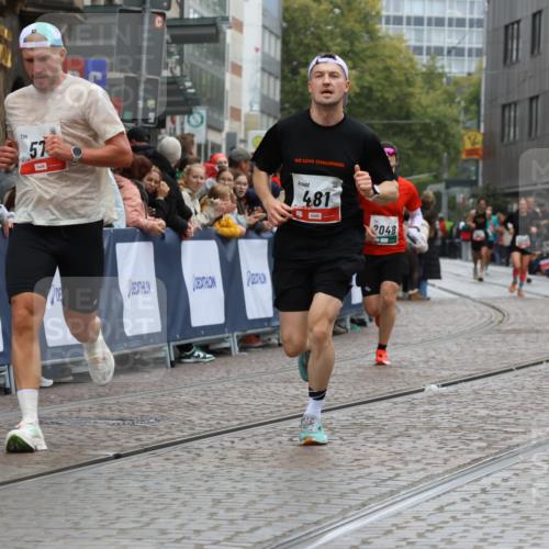 05.10.2025 - 20. swb-Marathon Bremen Strokosch-Dieckow http://msf.ph/oto/9259346 05.10.2025 12:56:04 Ziel 57, 481, 761, 1633, 2048, 7766 meine-sportfotos.de