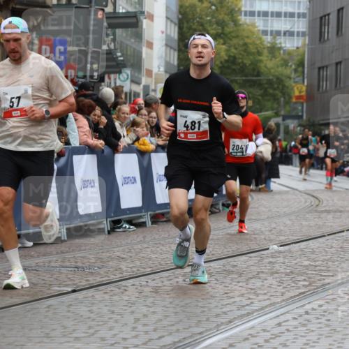 05.10.2025 - 20. swb-Marathon Bremen Strokosch-Dieckow http://msf.ph/oto/9259376 05.10.2025 12:56:05 Ziel 57, 481, 761, 1633, 2048, 3707, 7766 meine-sportfotos.de