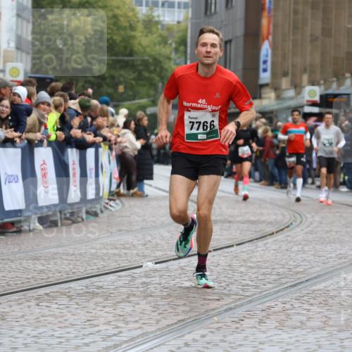 05.10.2025 - 20. swb-Marathon Bremen Strokosch-Dieckow http://msf.ph/oto/9259402 05.10.2025 12:56:06 Ziel 57, 481, 761, 1633, 2048, 3707, 7766 meine-sportfotos.de