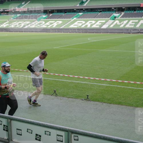 05.10.2025 - 20. swb-Marathon Bremen Michael Burmester http://msf.ph/oto/9259404 05.10.2025 10:47:34 Laufen im Stadion 9323, 9348, 9477, 9640, 9691, 9805, 9946, 10041, 10198, 10635, 10677, 11043, 11247, 11440, 9959, 11653 meine-sportfotos.de