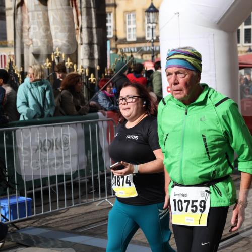 05.10.2025 - 20. swb-Marathon Bremen Yannick Fuchs http://msf.ph/oto/9259407 05.10.2025 11:17:19 Ziel 10759, 10874 meine-sportfotos.de
