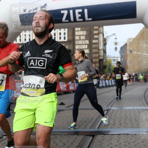 05.10.2025 - 20. swb-Marathon Bremen Yannick Fuchs http://msf.ph/oto/9259410 05.10.2025 10:47:50 Ziel 9377, 10062, 10073, 10382, 10601, 10676, 10850, 10875, 10947, 11244, 11330, 11409, 11708 meine-sportfotos.de