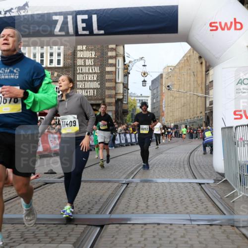 05.10.2025 - 20. swb-Marathon Bremen Yannick Fuchs http://msf.ph/oto/9259429 05.10.2025 10:47:51 Ziel 9377, 10062, 10073, 10382, 10601, 10676, 10947, 11244, 11330, 11409, 11708 meine-sportfotos.de