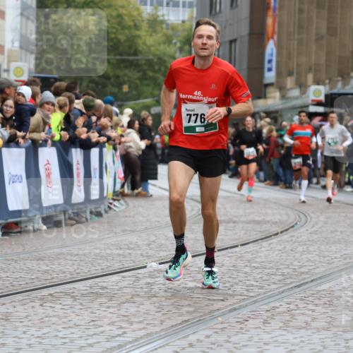 05.10.2025 - 20. swb-Marathon Bremen Strokosch-Dieckow http://msf.ph/oto/9259430 05.10.2025 12:56:06 Ziel 57, 481, 761, 1633, 2048, 3707, 7766 meine-sportfotos.de