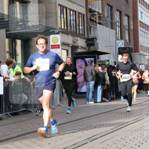 05.10.2025 - 20. swb-Marathon Bremen Strokosch-Dieckow http://msf.ph/oto/9259433 05.10.2025 10:59:48 Ziel 7177, 7621, 9005, 9381, 9495, 9603, 9604, 9611, 9612, 9666, 9672, 10138, 10290, 10291, 10311, 10345, 10406, 10489, 10492, 10572, 10889, 10919, 10985, 11026, 11050, 11063, 11125, 11263, 11266, 11424, 11444, 11600, 11639, 11644, 11713, 7177, 7621, 9005, 9381, 9495, 9603, 9604, 9611, 9612, 9666, 9672, 10138, 10290, 10291, 10311, 10345, 10406, 10489, 10492, 10572, 10889, 10919, 10985, 11026, 11050, 11063, 11125, 11263, 11266, 11424, 11444, 11600, 11639, 11644 meine-sportfotos.de