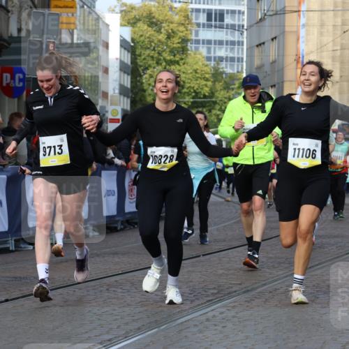 05.10.2025 - 20. swb-Marathon Bremen Strokosch-Dieckow http://msf.ph/oto/9259441 05.10.2025 11:05:25 Ziel 7654, 9713, 9752, 10025, 10158, 10289, 10426, 10511, 10542, 10828, 11064, 11106, 11676 meine-sportfotos.de
