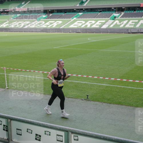 05.10.2025 - 20. swb-Marathon Bremen Michael Burmester http://msf.ph/oto/9259457 05.10.2025 10:47:57 Laufen im Stadion 9323, 9348, 9477, 9563, 9679, 9691, 9698, 9705, 9805, 9946, 10012, 10198, 10677, 10041, 11043, 11247, 11440 meine-sportfotos.de