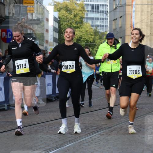 05.10.2025 - 20. swb-Marathon Bremen Strokosch-Dieckow http://msf.ph/oto/9259461 05.10.2025 11:05:25 Ziel 7654, 9713, 9752, 10025, 10158, 10289, 10426, 10511, 10542, 10828, 11064, 11106, 11676 meine-sportfotos.de