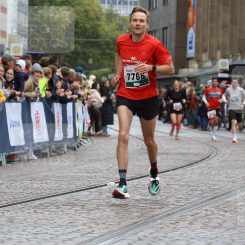 05.10.2025 - 20. swb-Marathon Bremen Strokosch-Dieckow http://msf.ph/oto/9259463 05.10.2025 12:56:06 Ziel 57, 481, 761, 1633, 2048, 3707, 7766 meine-sportfotos.de