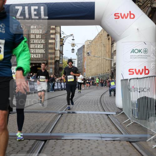 05.10.2025 - 20. swb-Marathon Bremen Yannick Fuchs http://msf.ph/oto/9259480 05.10.2025 10:47:51 Ziel 9377, 10062, 10073, 10382, 10601, 10676, 10947, 11244, 11330, 11409, 11708 meine-sportfotos.de