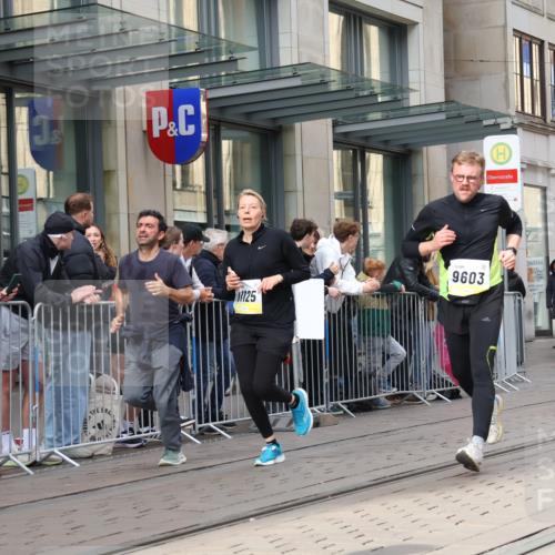 05.10.2025 - 20. swb-Marathon Bremen Strokosch-Dieckow http://msf.ph/oto/9259494 05.10.2025 10:59:50 Ziel 7177, 7621, 9005, 9381, 9495, 9603, 9604, 9611, 9666, 9672, 10138, 10290, 10291, 10311, 10345, 10406, 10489, 10492, 10572, 10889, 10919, 10985, 11026, 11050, 11063, 11125, 11263, 11266, 11424, 11444, 11600, 11639, 11644, 11699, 11713, 7177, 7621, 9005, 9381, 9495, 9603, 9604, 9611, 9666, 9672, 10138, 10290, 10291, 10311, 10345, 10406, 10489, 10492, 10572, 10889, 10919, 10985, 11026, 11050, 11063, 11125, 11263, 11266, 11424, 11444, 11600, 11639, 11644 meine-sportfotos.de