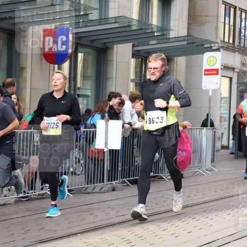 05.10.2025 - 20. swb-Marathon Bremen Strokosch-Dieckow http://msf.ph/oto/9259505 05.10.2025 10:59:50 Ziel 7177, 7621, 9005, 9381, 9495, 9603, 9604, 9611, 9666, 9672, 10138, 10290, 10291, 10311, 10345, 10406, 10489, 10492, 10572, 10889, 10919, 10985, 11026, 11050, 11063, 11125, 11263, 11266, 11424, 11444, 11600, 11639, 11644, 11699, 11713, 7177, 7621, 9005, 9381, 9495, 9603, 9604, 9611, 9666, 9672, 10138, 10290, 10291, 10311, 10345, 10406, 10489, 10492, 10572, 10889, 10919, 10985, 11026, 11050, 11063, 11125, 11263, 11266, 11424, 11444, 11600, 11639, 11644 meine-sportfotos.de