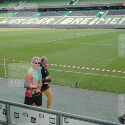 05.10.2025 - 20. swb-Marathon Bremen Michael Burmester http://msf.ph/oto/9259510 05.10.2025 10:47:59 Laufen im Stadion 9323, 9348, 9477, 9563, 9679, 9691, 9698, 9705, 9805, 9946, 10012, 10076, 10198, 10677, 11631, 11690, 11743, 9691, 10041, 11043 meine-sportfotos.de