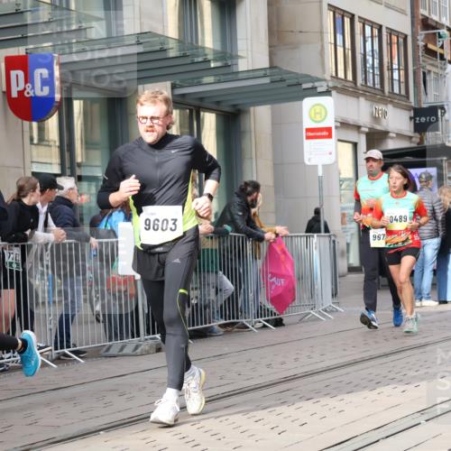 05.10.2025 - 20. swb-Marathon Bremen Strokosch-Dieckow http://msf.ph/oto/9259516 05.10.2025 10:59:50 Ziel 7177, 7621, 9005, 9381, 9495, 9603, 9604, 9611, 9666, 9672, 10138, 10290, 10291, 10311, 10345, 10406, 10489, 10492, 10572, 10889, 10919, 10985, 11026, 11050, 11063, 11125, 11263, 11266, 11424, 11444, 11600, 11639, 11644, 11699, 11713, 7177, 7621, 9005, 9381, 9495, 9603, 9604, 9611, 9666, 9672, 10138, 10290, 10291, 10311, 10345, 10406, 10489, 10492, 10572, 10889, 10919, 10985, 11026, 11050, 11063, 11125, 11263, 11266, 11424, 11444, 11600, 11639, 11644 meine-sportfotos.de