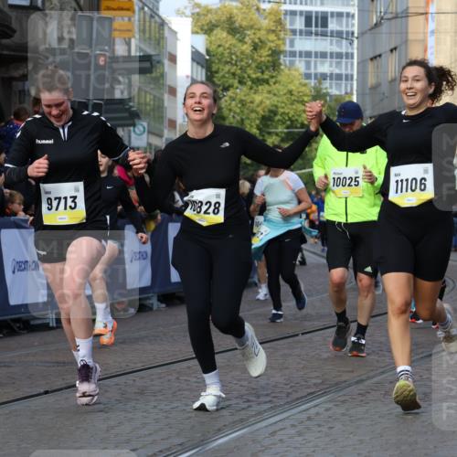 05.10.2025 - 20. swb-Marathon Bremen Strokosch-Dieckow http://msf.ph/oto/9259520 05.10.2025 11:05:25 Ziel 7654, 9713, 9752, 10025, 10158, 10289, 10426, 10511, 10542, 10828, 11064, 11106, 11676 meine-sportfotos.de